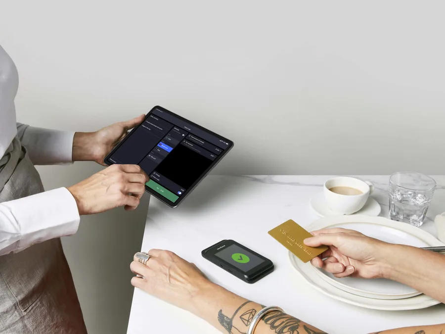Prise de commande sur iPad et terminal de paiement Lightspeed à table